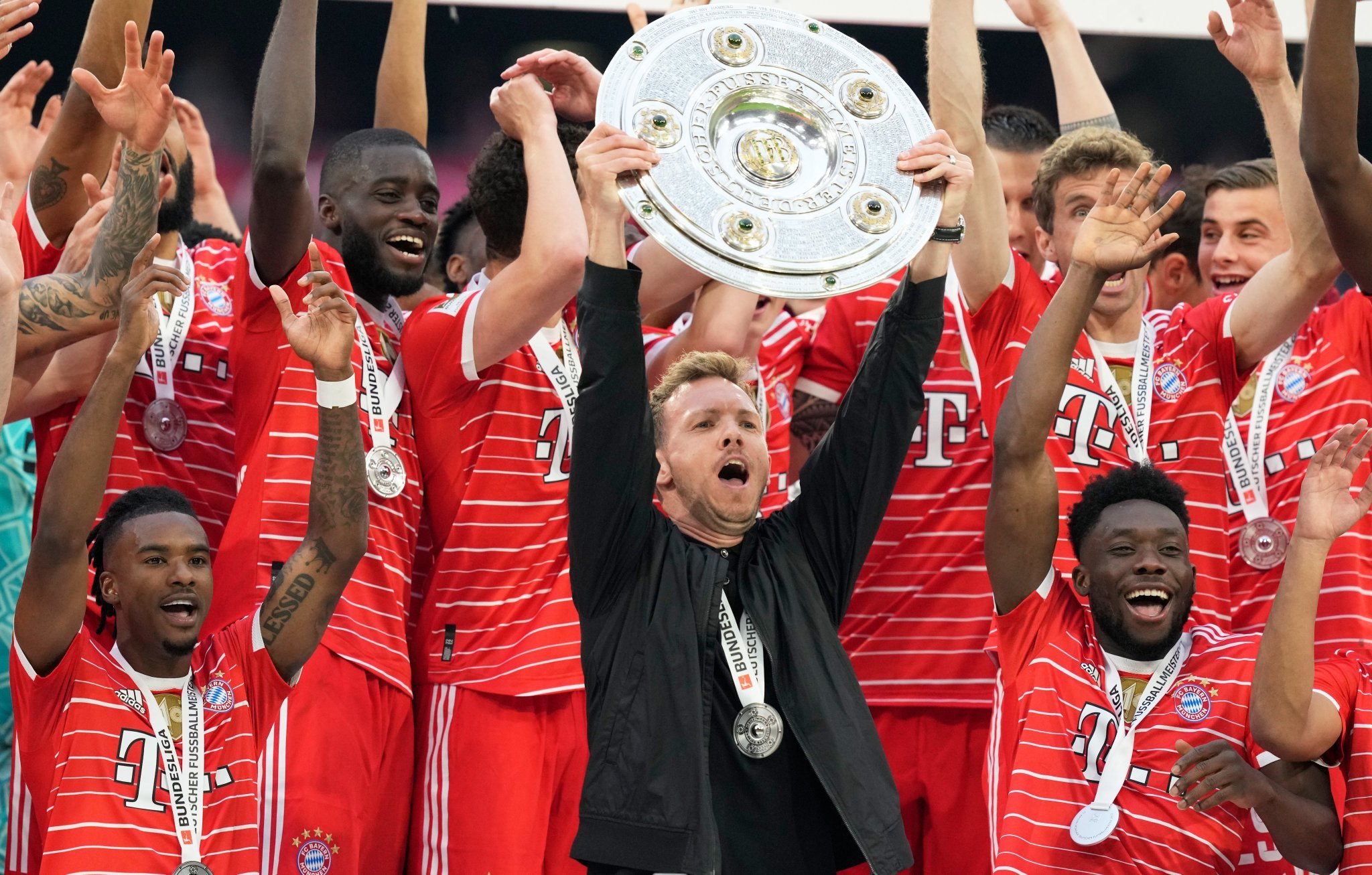 拜仁慕尼黑：欧冠征途上的钢铁洪流再掀狂澜